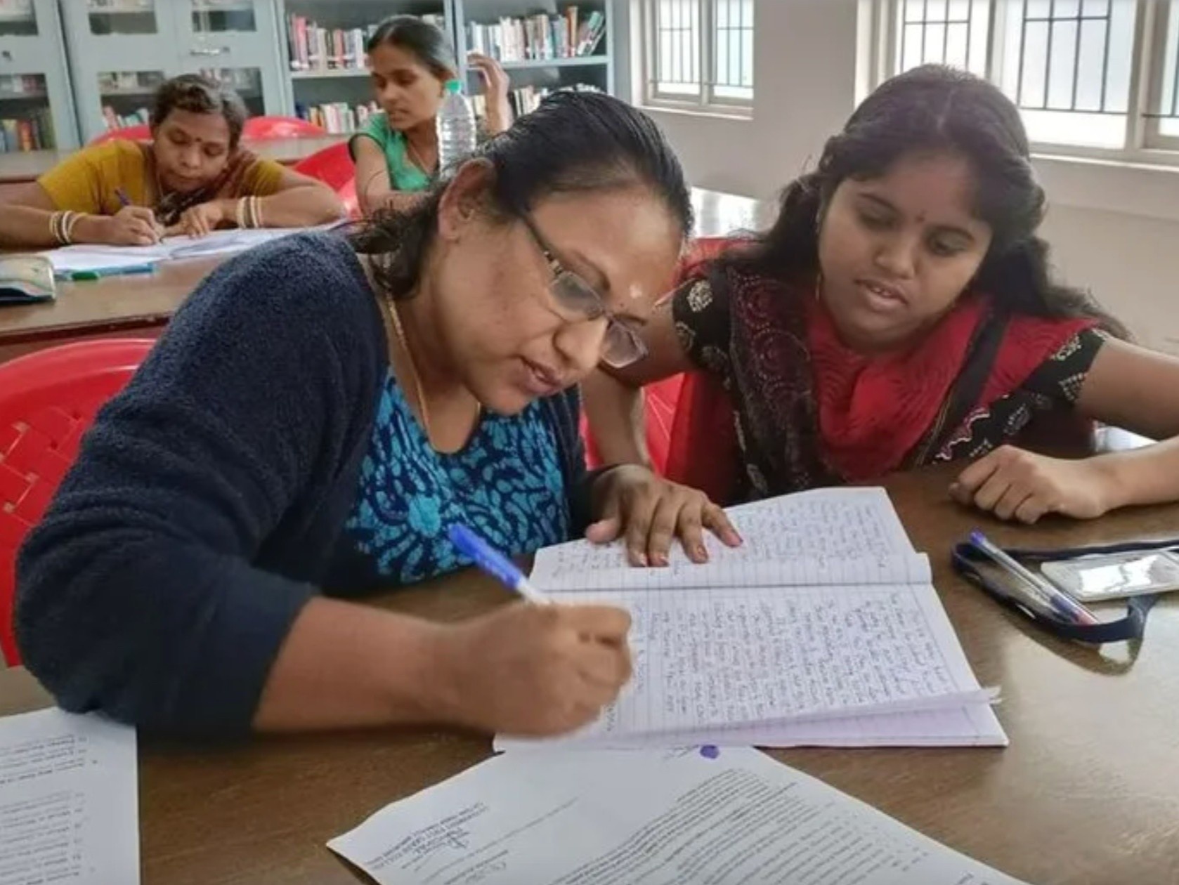 Nguoi phu nu viet mien phi hon 1.000 bai thi cho nguoi khuyet tat hinh anh