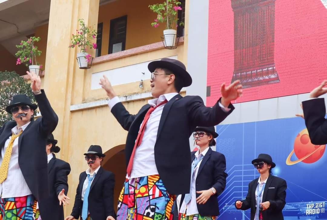 Thay hieu pho mac quan dui hoa len san khau, hoc tro cuoi nga nghieng hinh anh