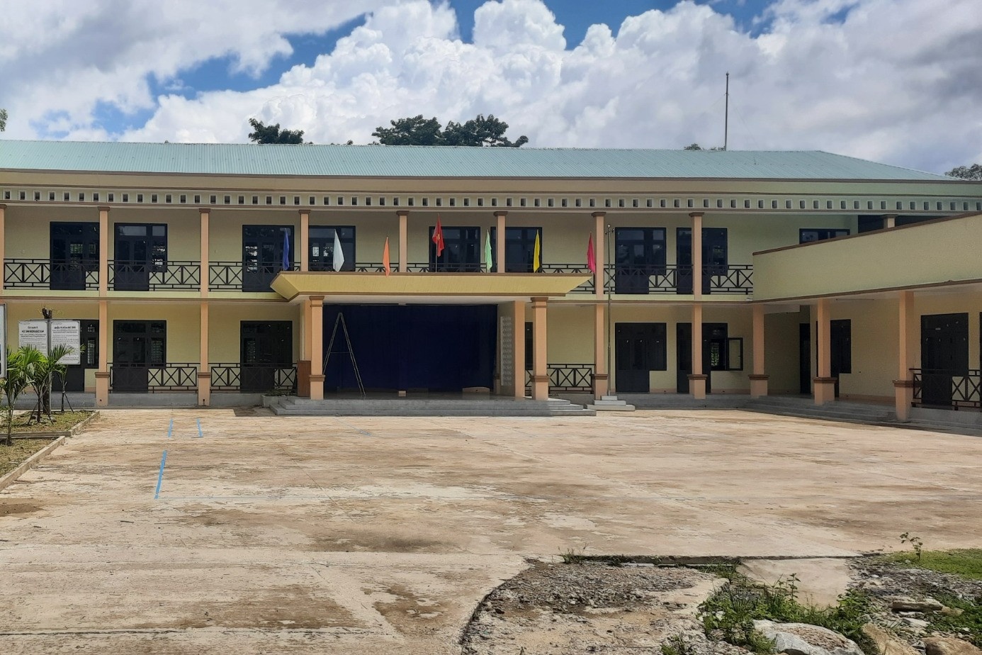 Truong hoc ‘dap chieu', tram em chen chuc hoc o phong cho giao vien hinh anh