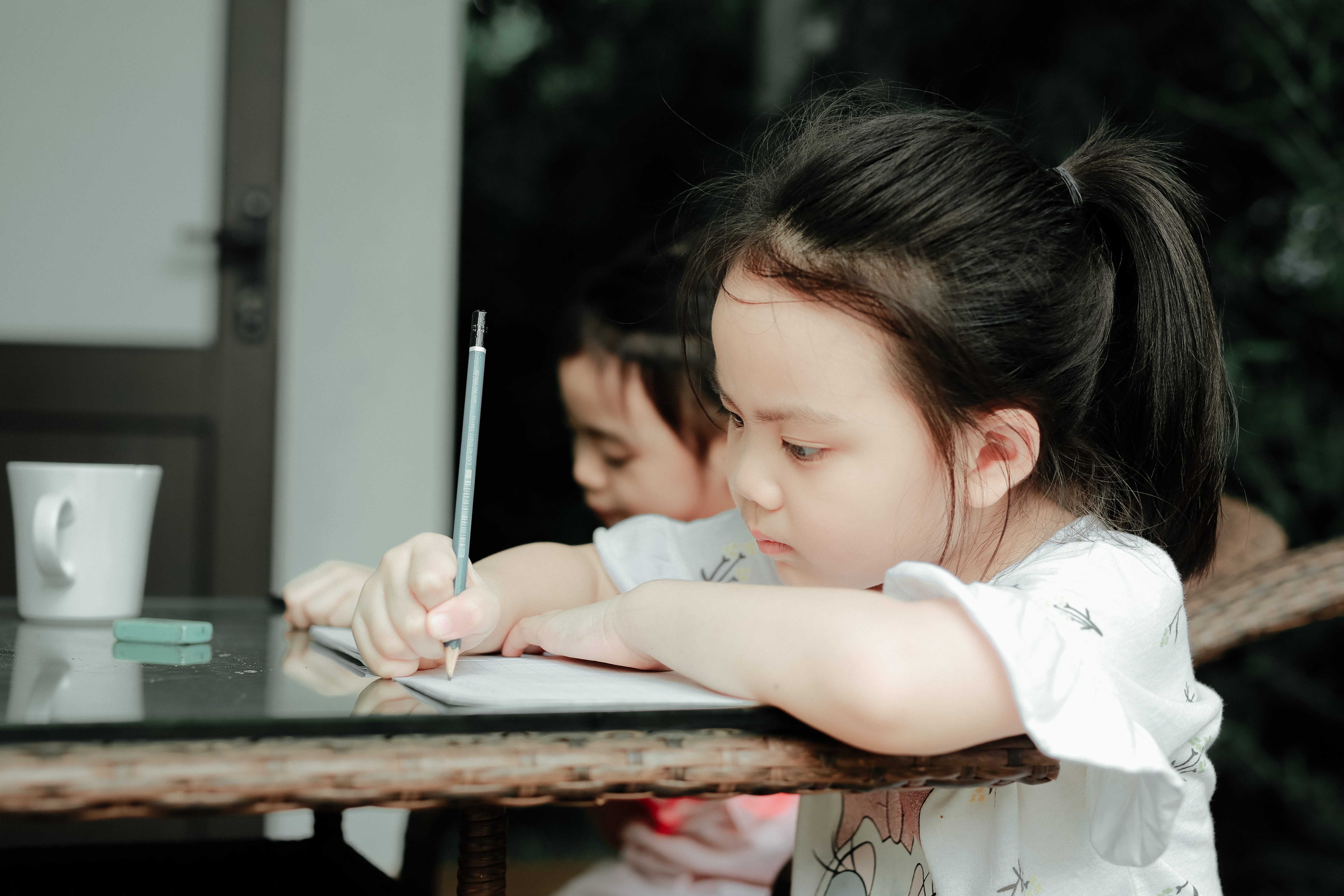 Vua vao he, tre da phai hoc them 8 buoi/tuan hinh anh