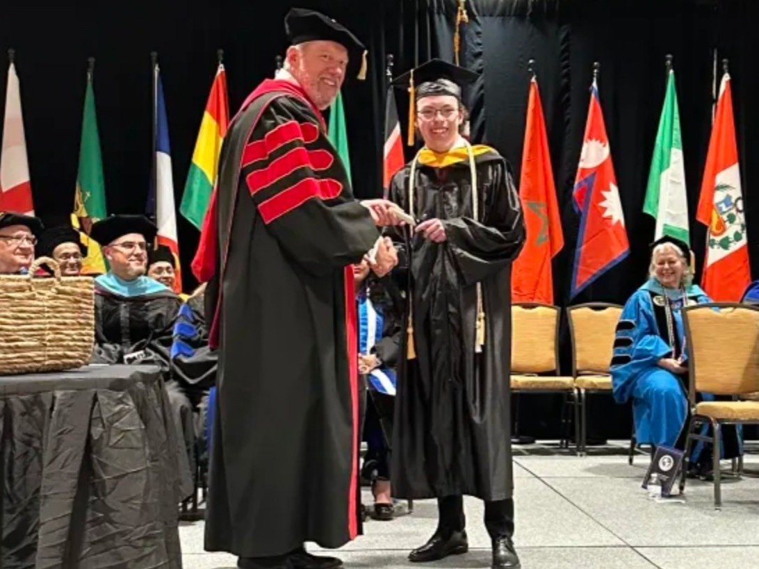 Nam sinh 14 tuoi tot nghiep dai hoc My, dieu hanh 2 cong ty hinh anh