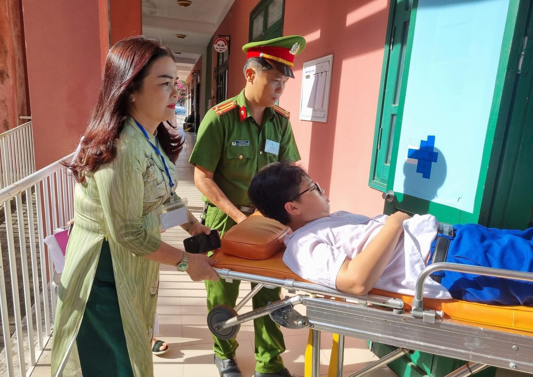 Thi sinh gap tai nan, gay xuong ong van lam bai thi vao lop 10 hinh anh