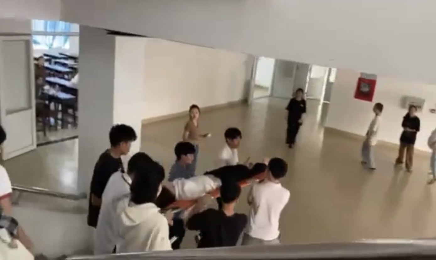 Xuc dong hinh anh sinh vien voi va cang ban bi dot quy di cap cuu hinh anh