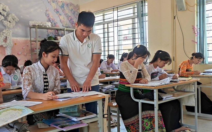 Vat va on thi trong luc thieu dien tram trong hinh anh