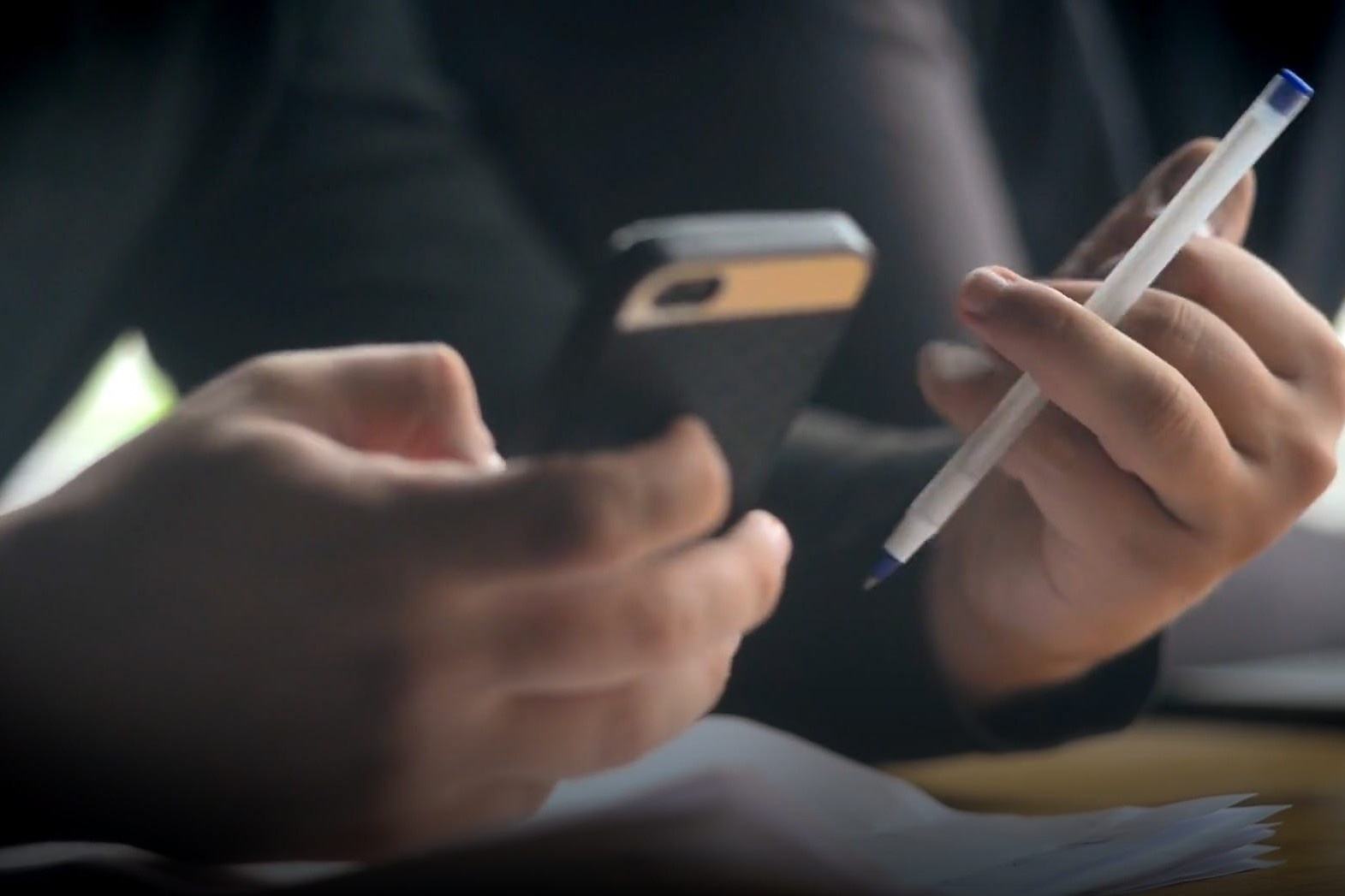 Mot thi sinh o Ha Noi dem dien thoai vao phong thi hinh anh