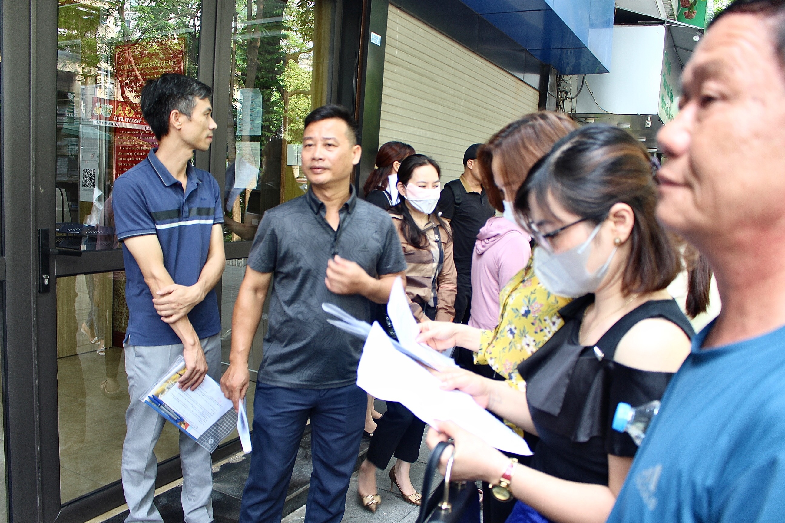 Phu huynh len So GD&DT Ha Noi doi diem cho con o cau loi in an hinh anh