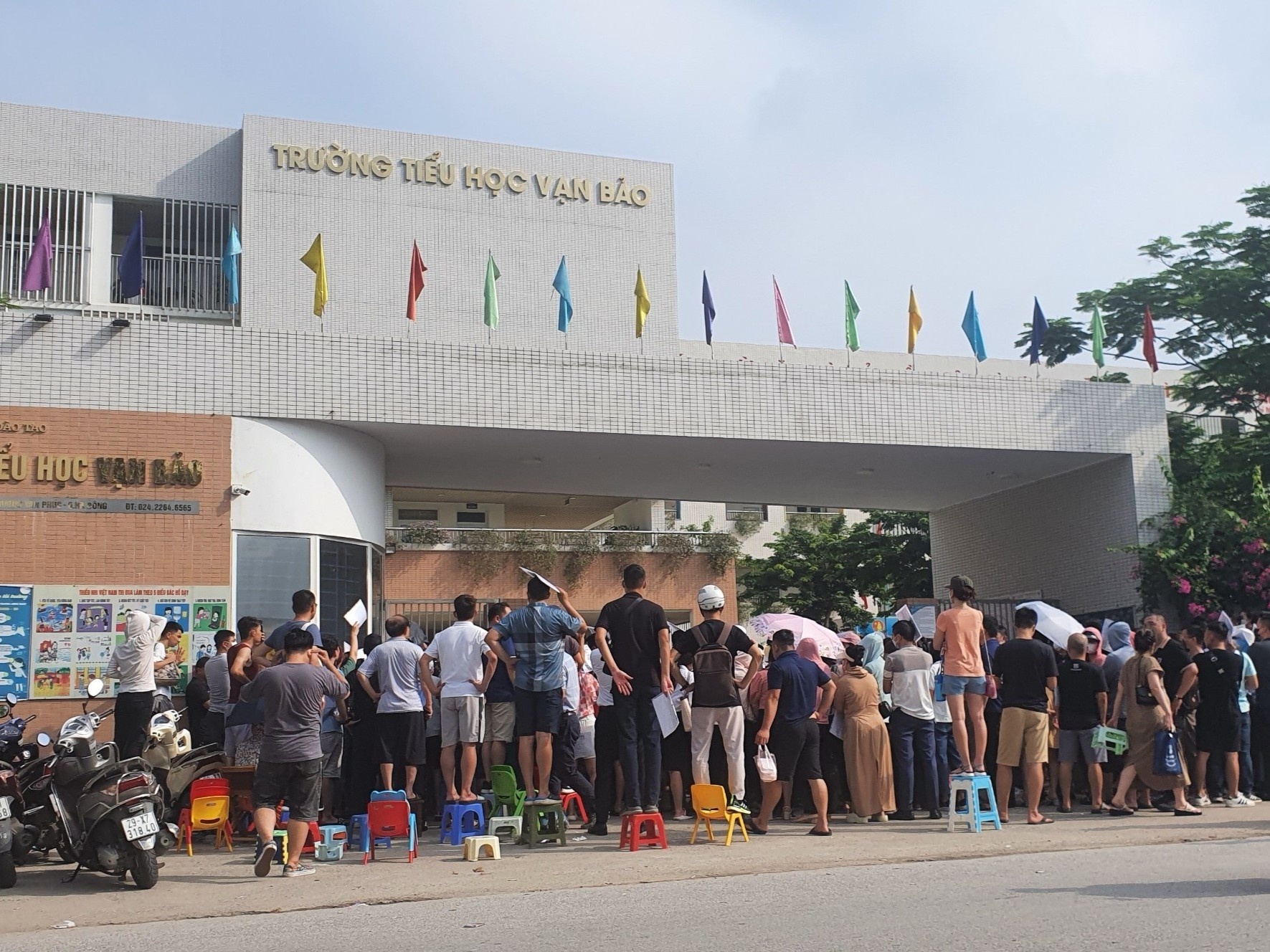 Phong GD&DT noi gi viec phu huynh xep hang qua dem de nop ho so hinh anh