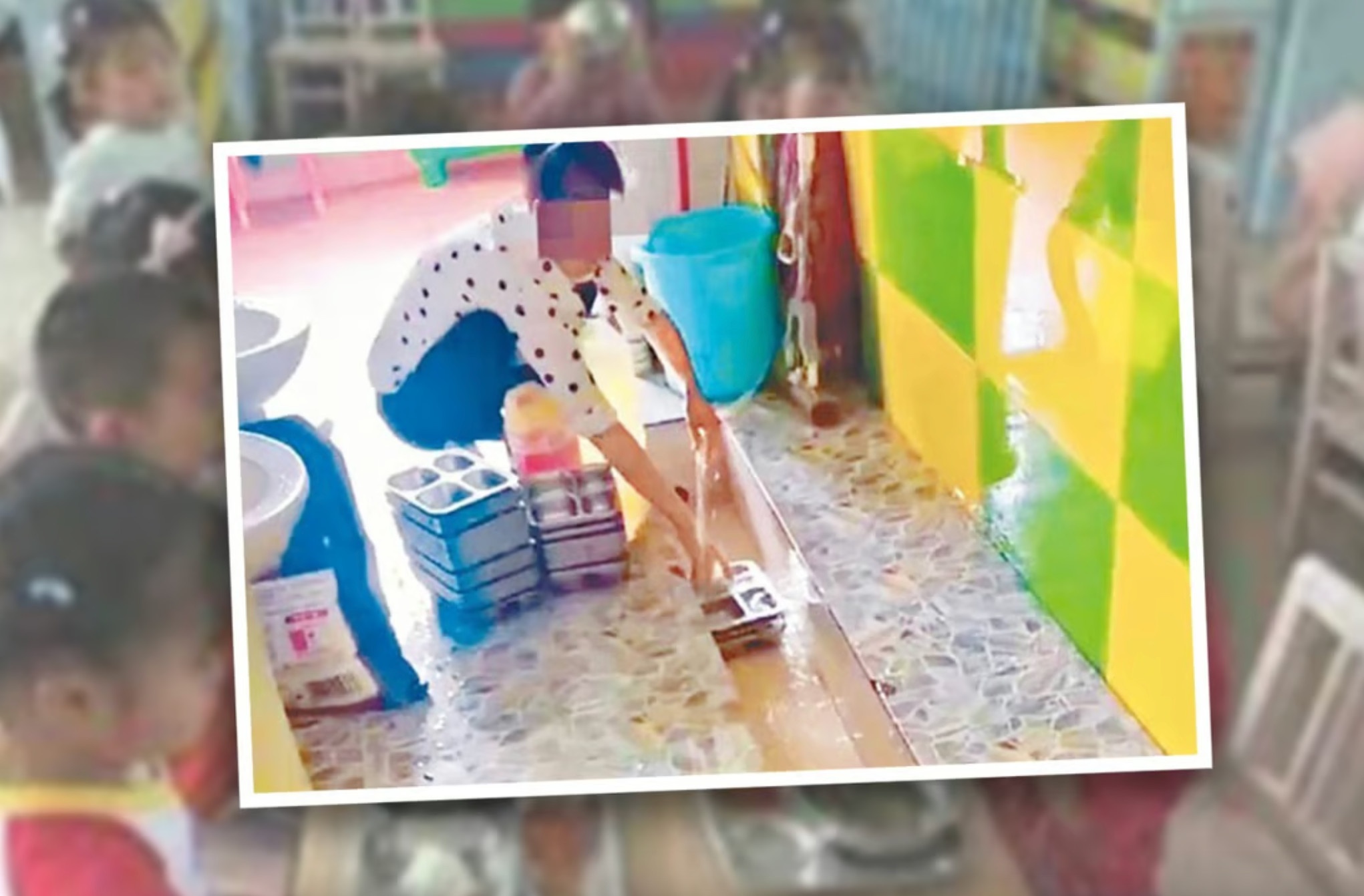 Truong mam non Trung Quoc rua bat dia cua tre trong mang di tieu hinh anh