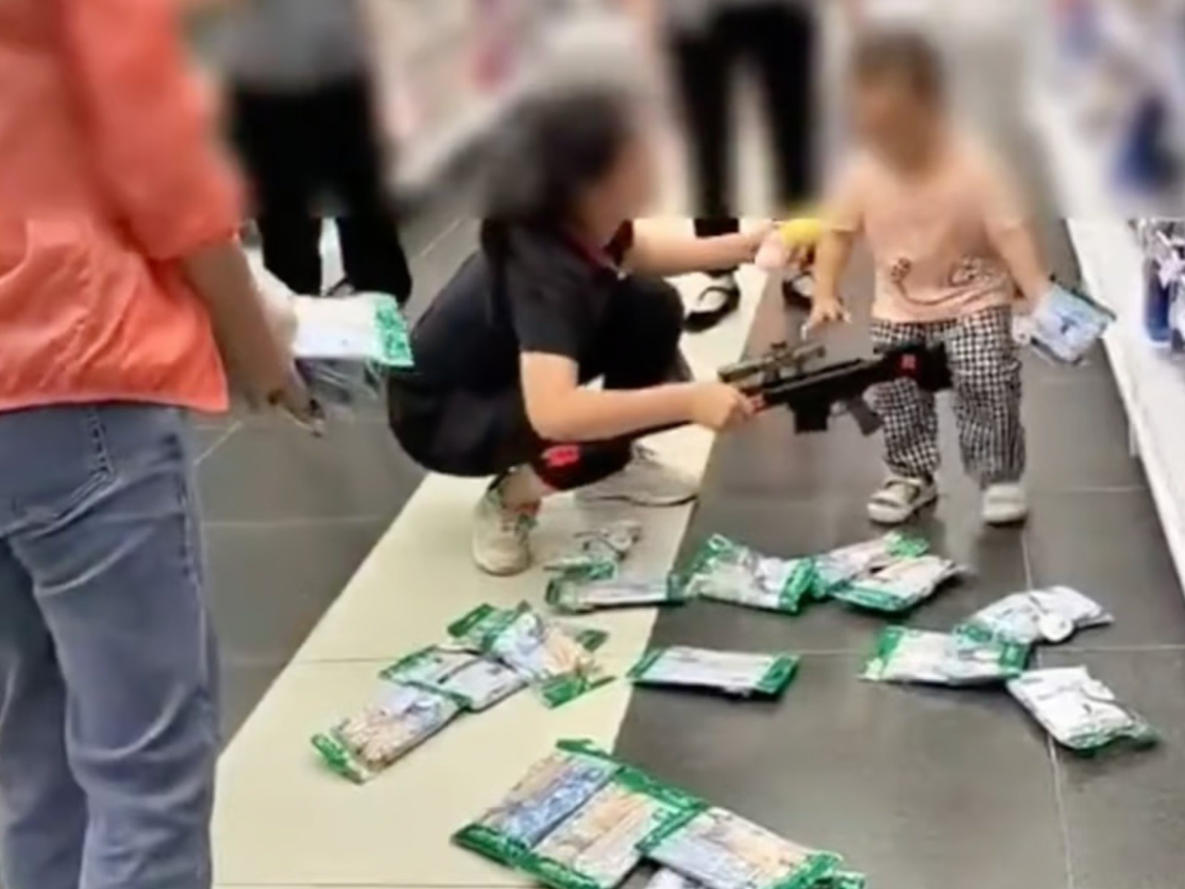 Nguoi me Trung Quoc bi chi trich vi de con nem do trong sieu thi hinh anh