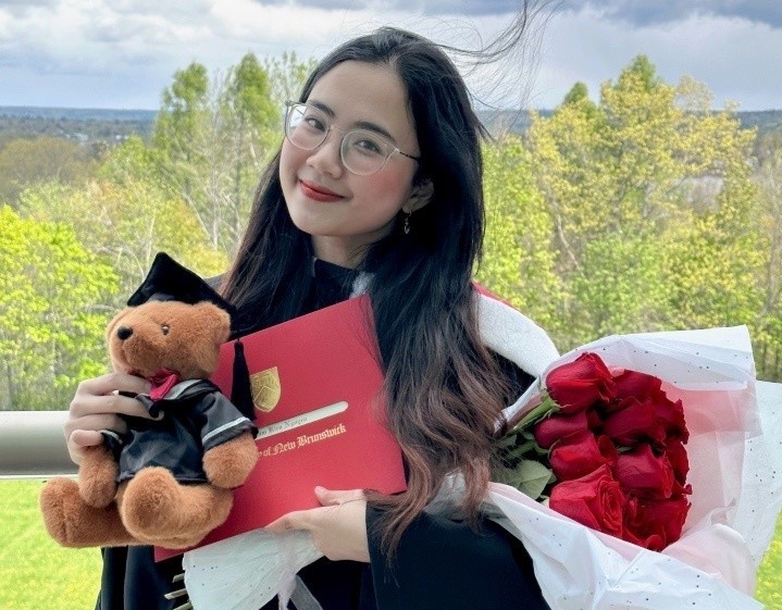 Nu sinh Viet tot nghiep thu khoa nganh Hoa duoc tai Canada hinh anh
