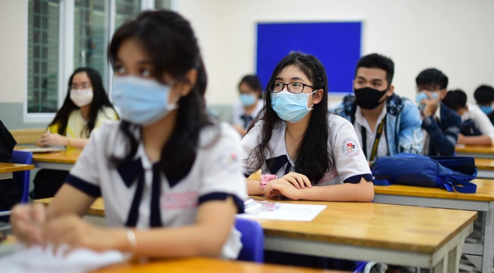 Doi tuong mua ban thiet bi gian lan chu yeu la phu huynh, hoc sinh hinh anh