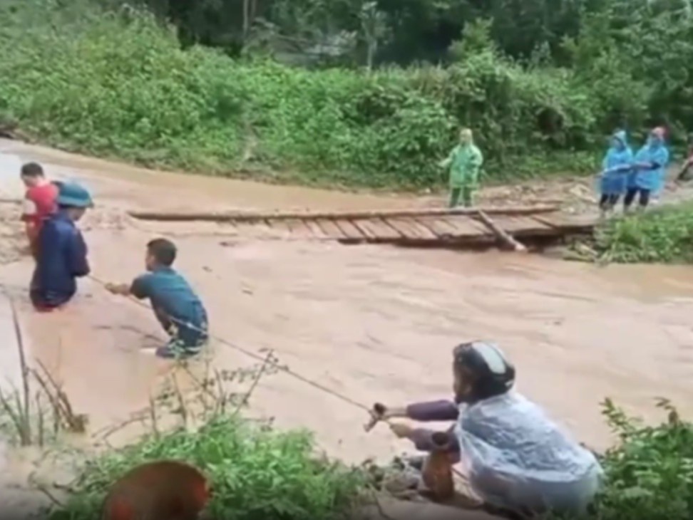 Thay co don hoc tro 'vuot lu' den truong truoc ngay thi tot nghiep hinh anh