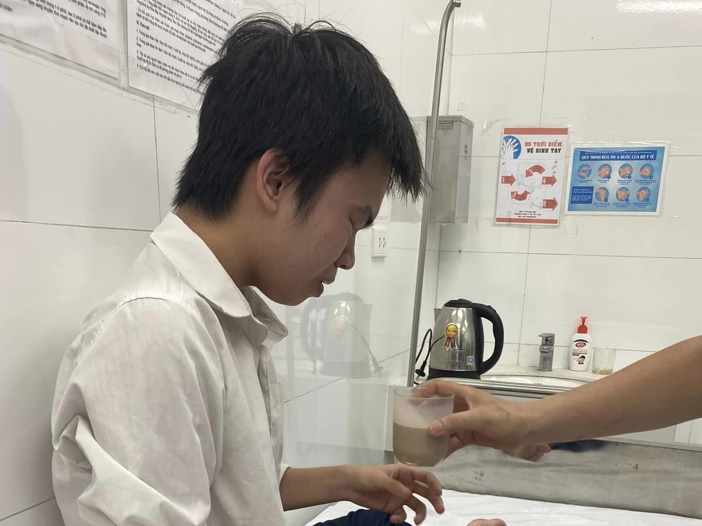 Su that viec nam sinh Ha Noi bi lo thi Toan vi 'doi, ngat xiu' hinh anh