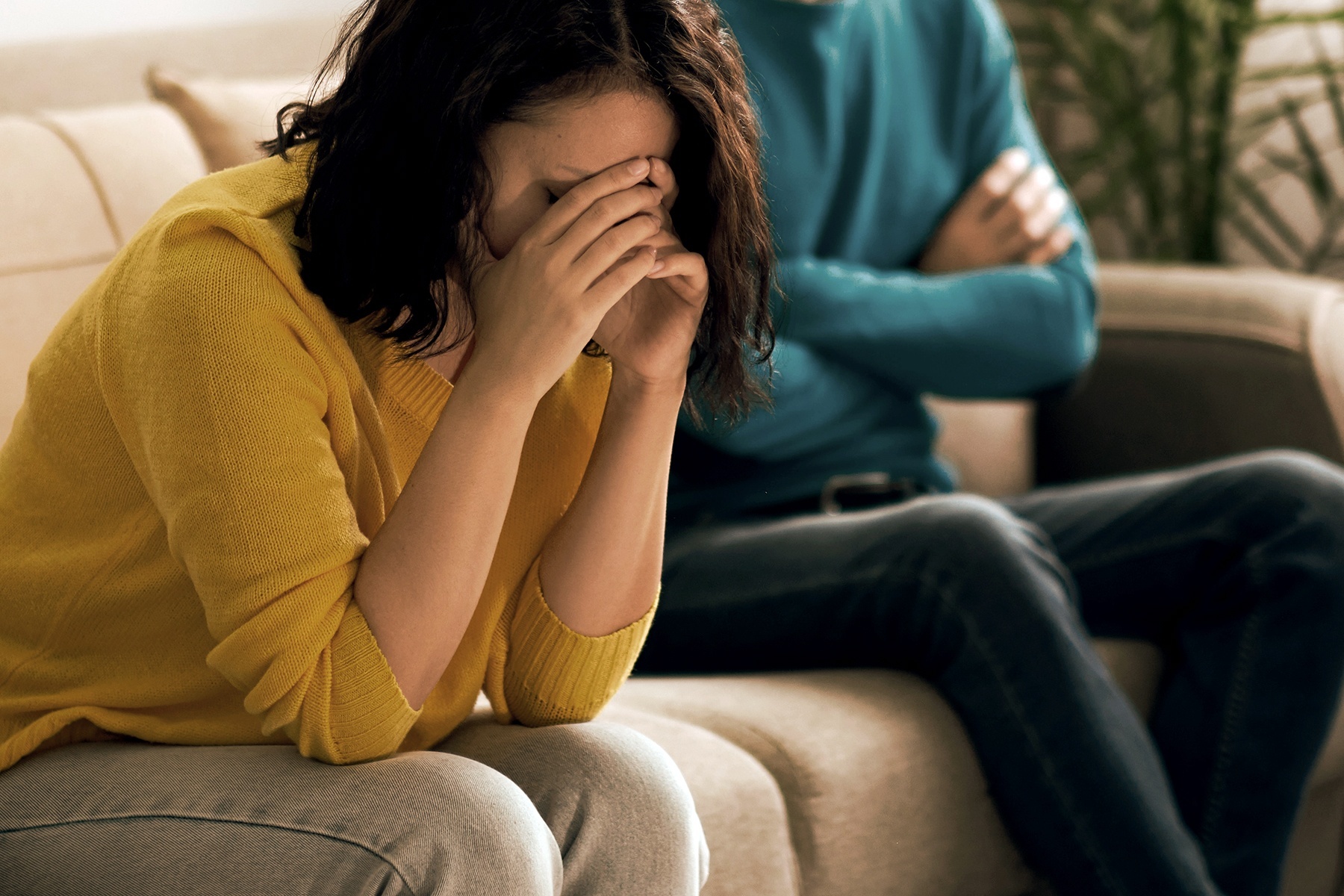 Nguoi vo xin toa an cap lenh bao ve vi bi chong bao hanh hinh anh