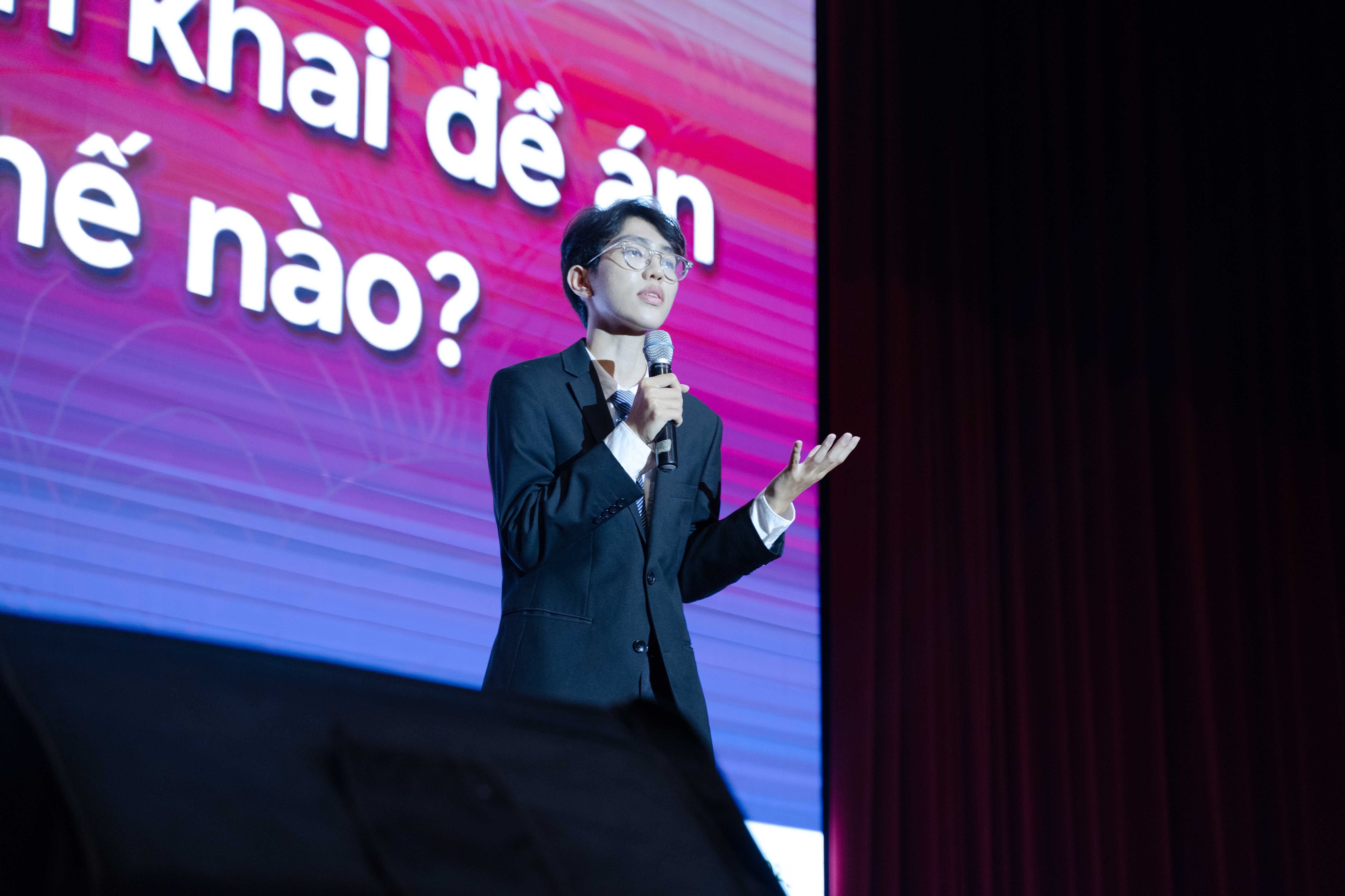 thu linh sinh vien anh 4