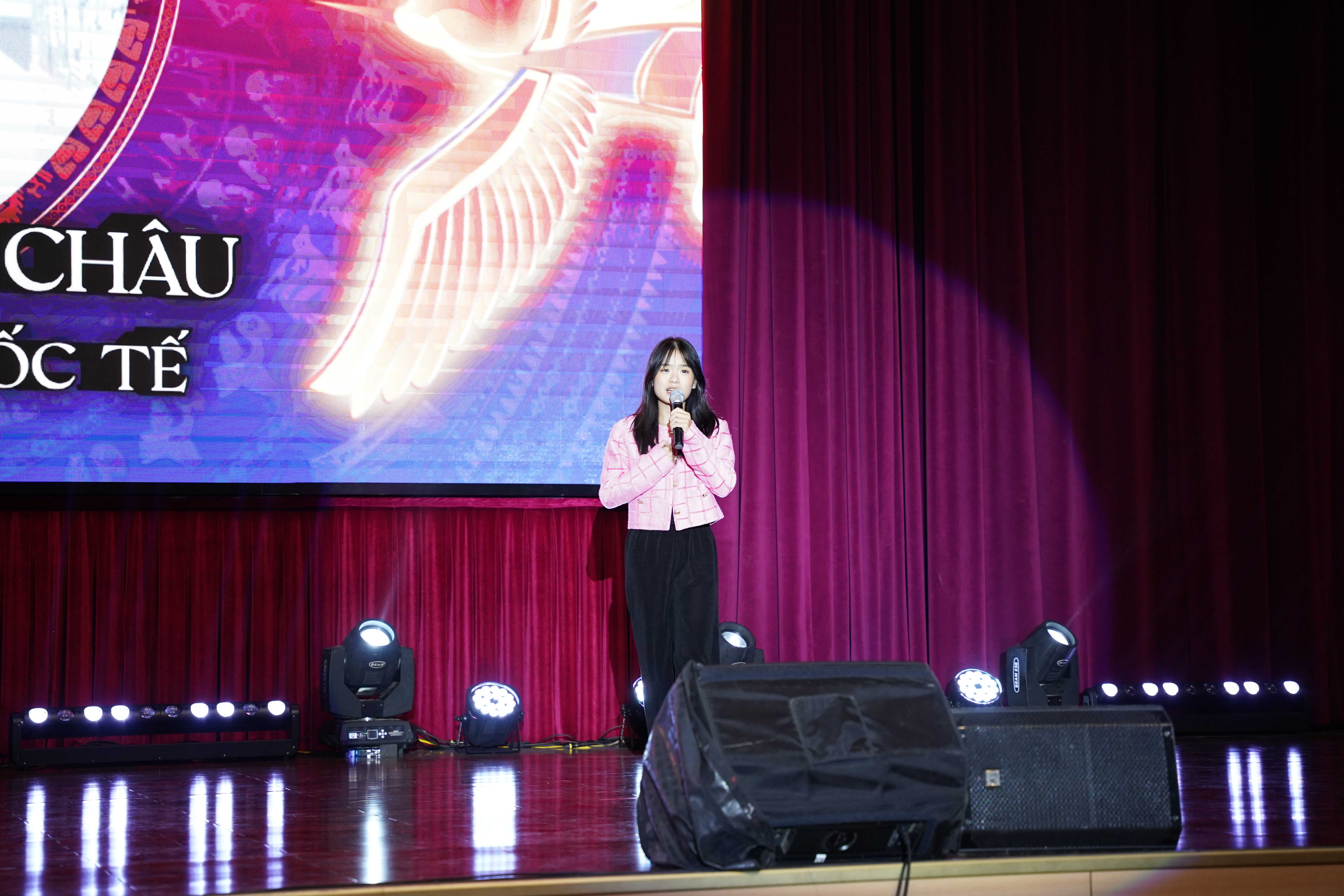 thu linh sinh vien anh 9