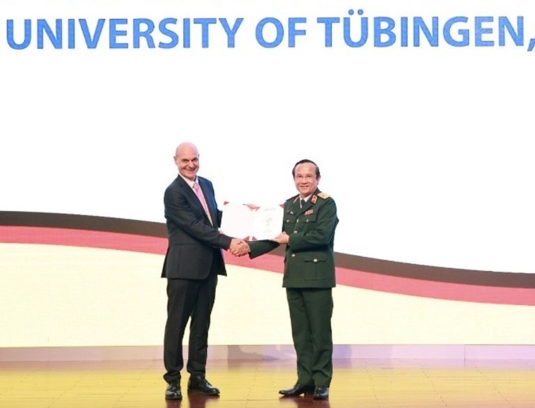 Giam doc Benh vien 108 nhan ham giao su dai hoc o Duc hinh anh