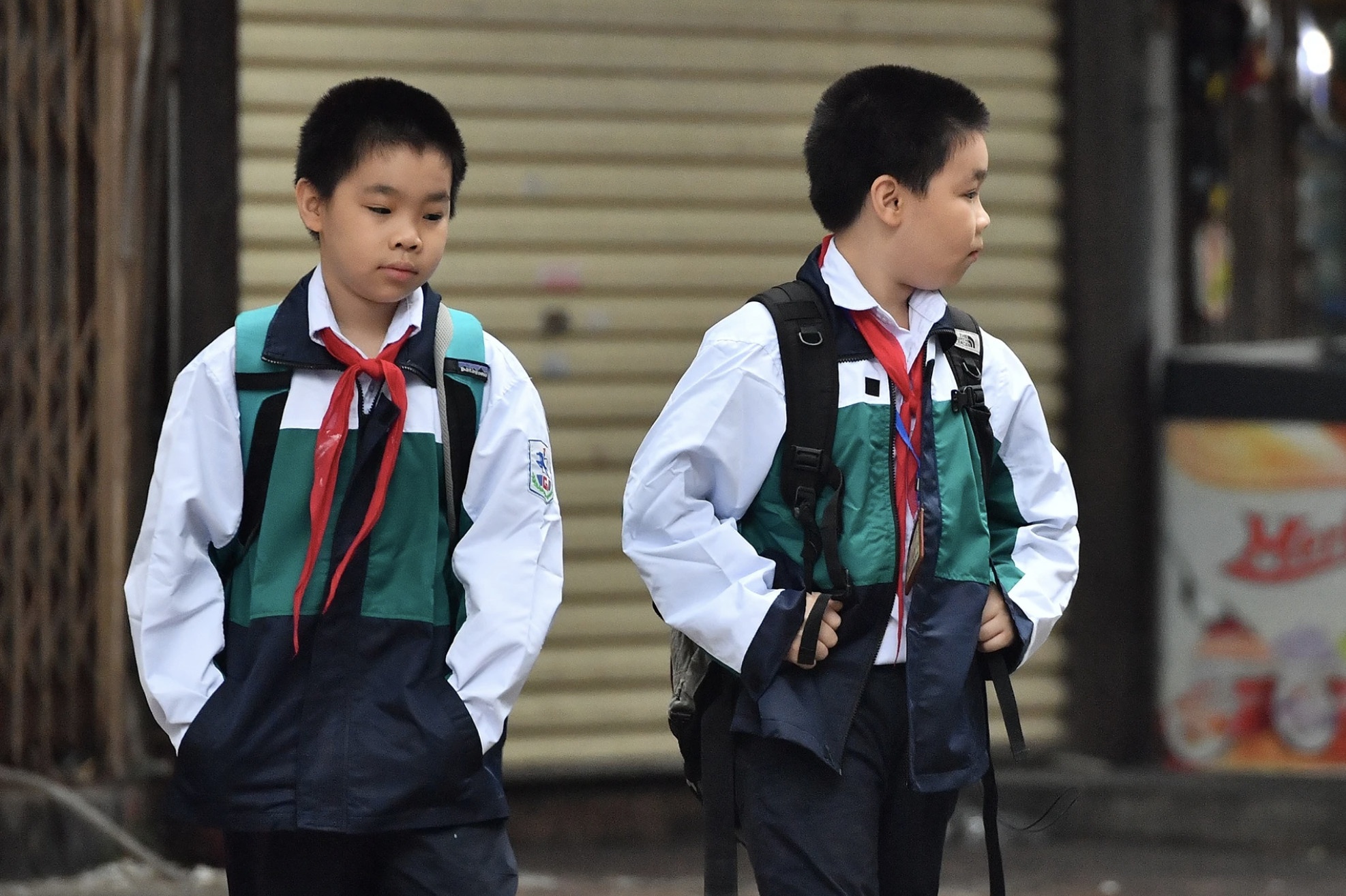 Phu huynh thap thom ‘canh’ thoi tiet cho con di hoc hinh anh