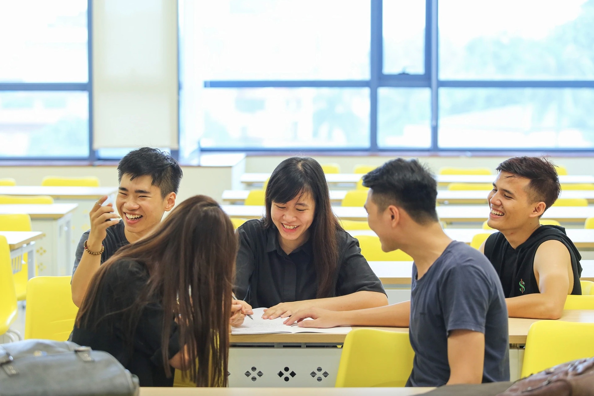 Dai hoc Kinh te Quoc dan chi danh 18% chi tieu xet diem thi tot nghiep hinh anh