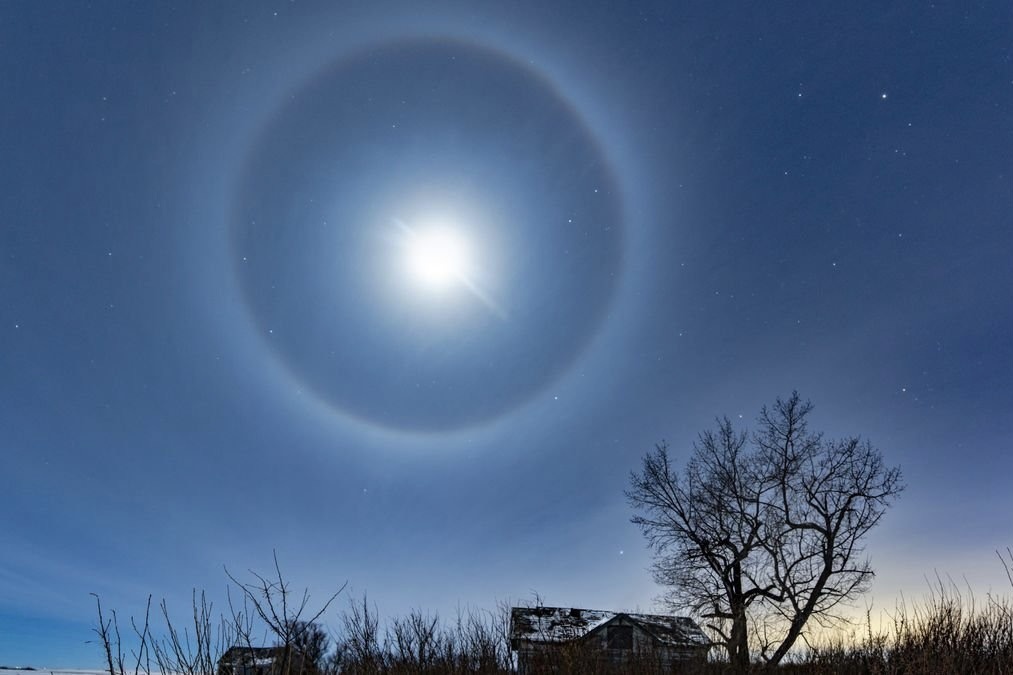 Vang hao quang xung quanh Mat Trang bao hieu dieu gi? hinh anh