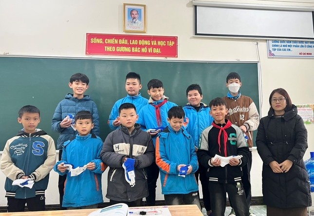 Nam sinh lop 7 dung tien tiet kiem mua 700 doi tat tang ban hinh anh