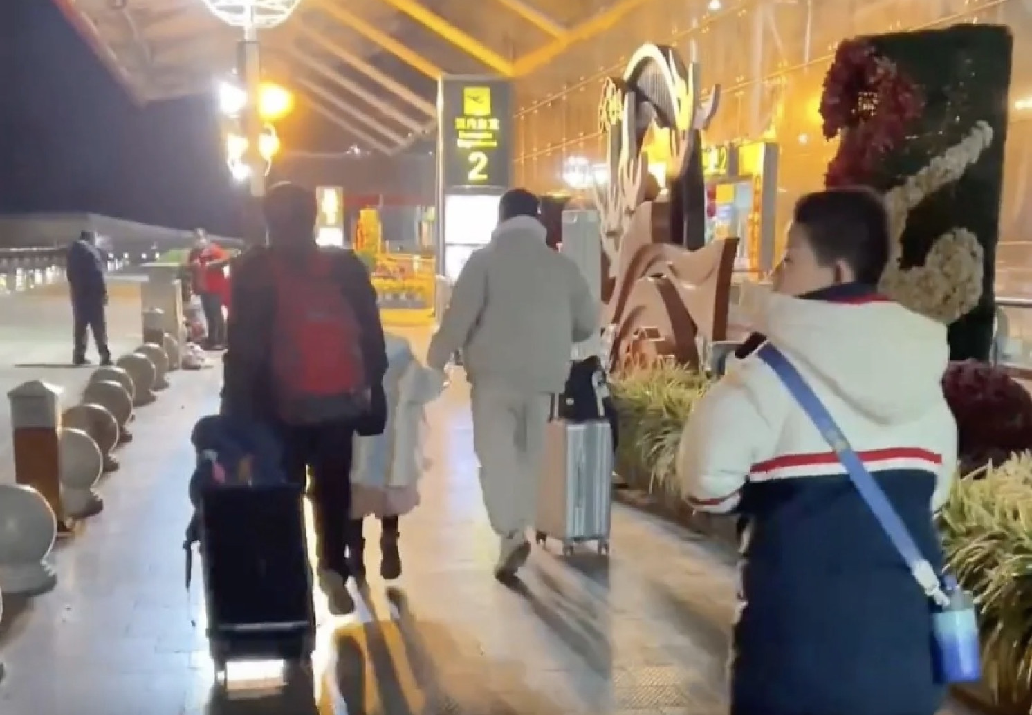 Hanh khach Trung Quoc bi duoi khoi xe vi tu choi mua sam hinh anh