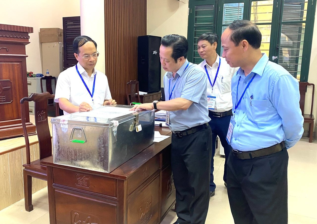 37 ung vien 'tranh suat' hieu truong truong cong lap o Ha Noi hinh anh