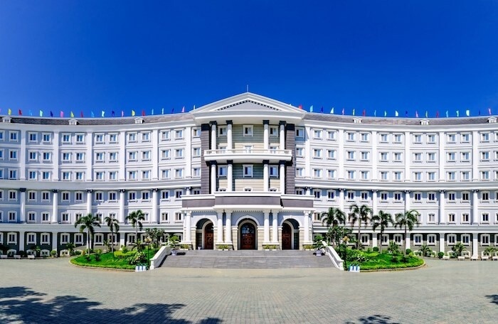 Hoc sinh truong Quoc te My tro lai truong sau lum xum tai chinh hinh anh