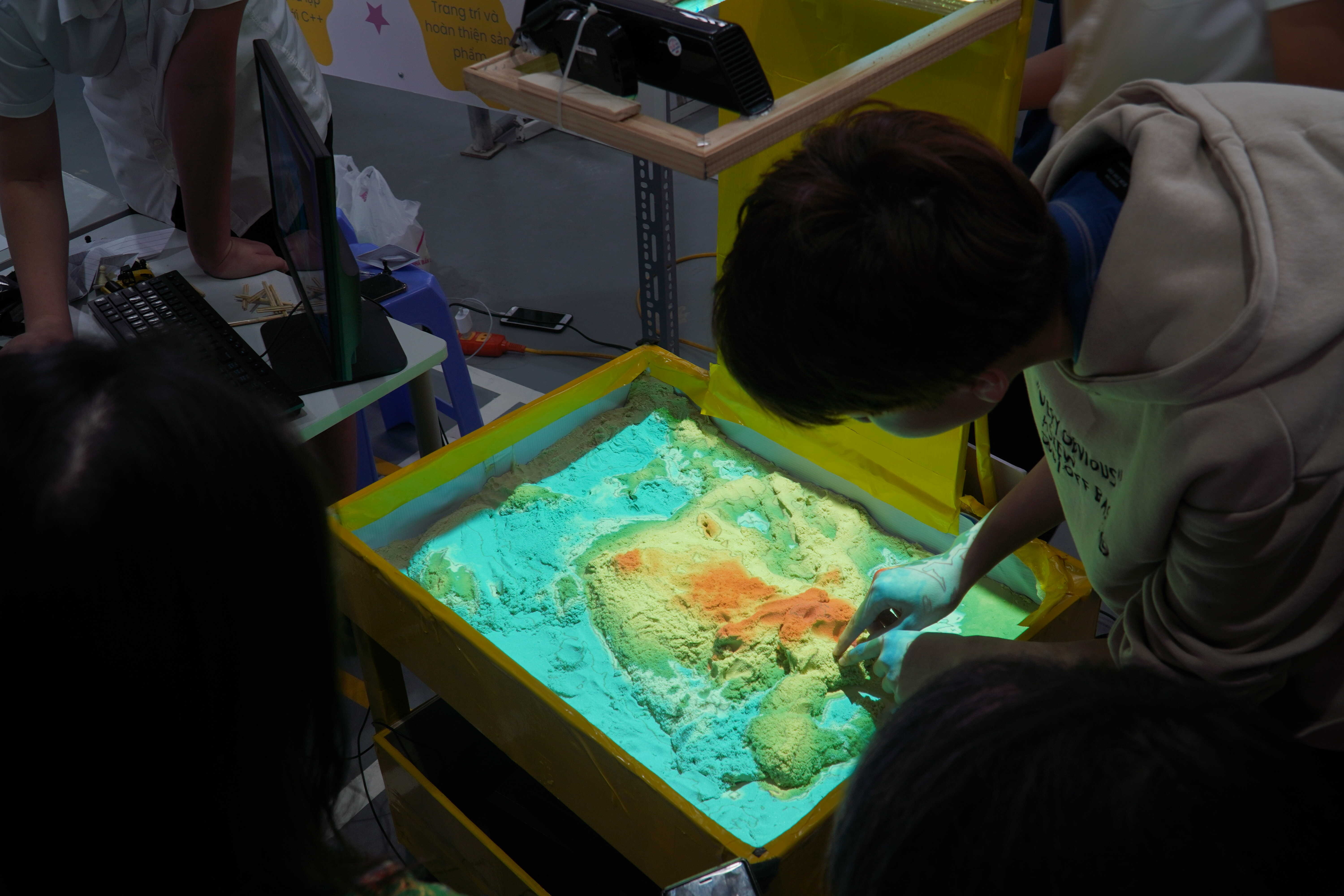 học sinh thi STEAM ảnh 2 hoc sinh thi STEAM anh 2