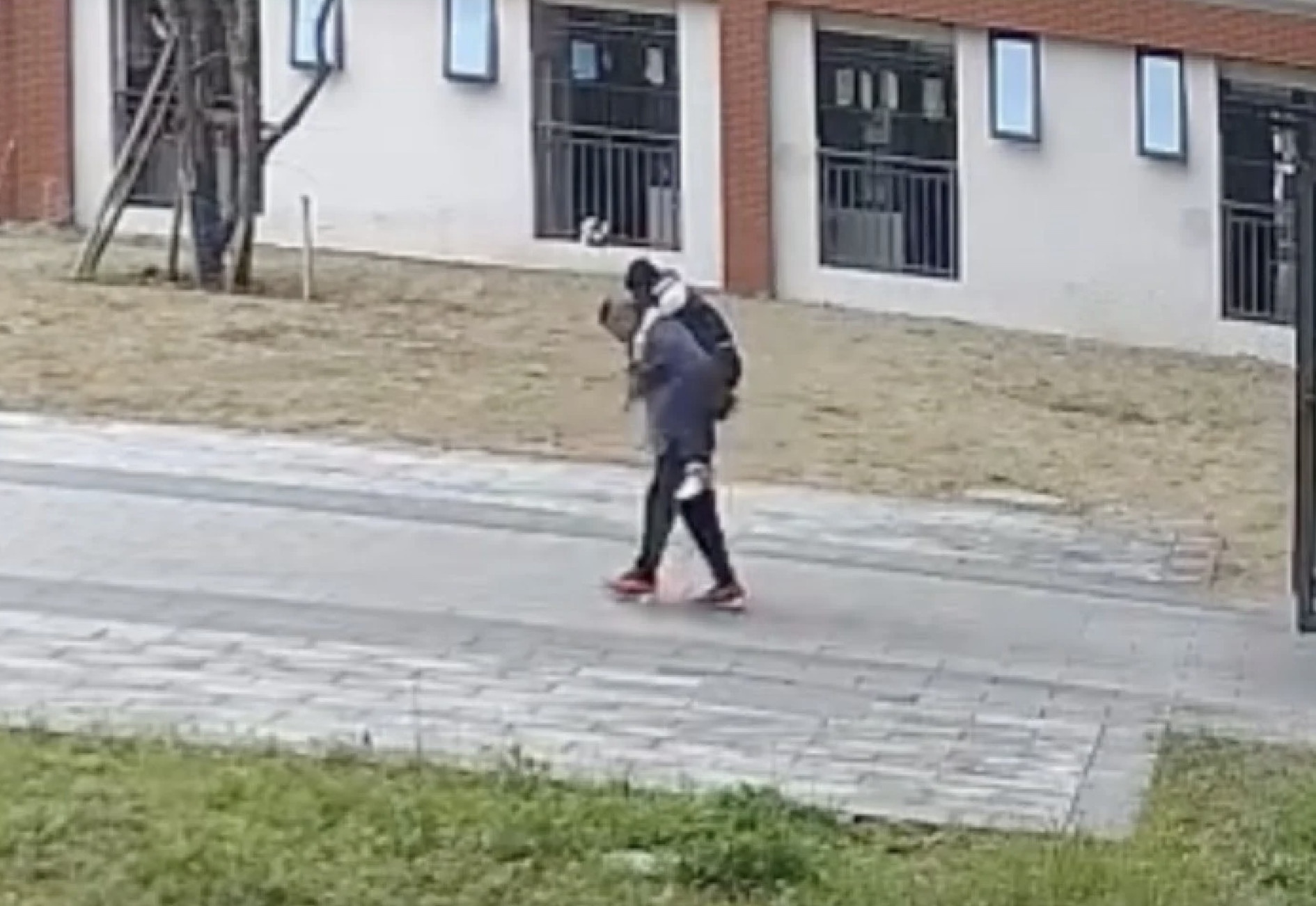 Thay giao cong hoc tro ngu quen ve nha suot 2 nam hinh anh