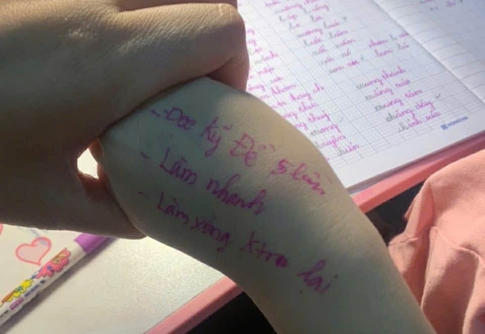 'Phao thi' cua me ghi tren tay be lop 1 hinh anh