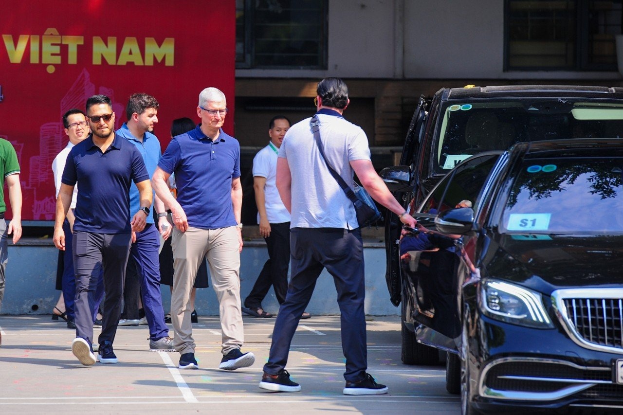 Tim Cook toi truong hoc day bang iPad o Ha Noi hinh anh