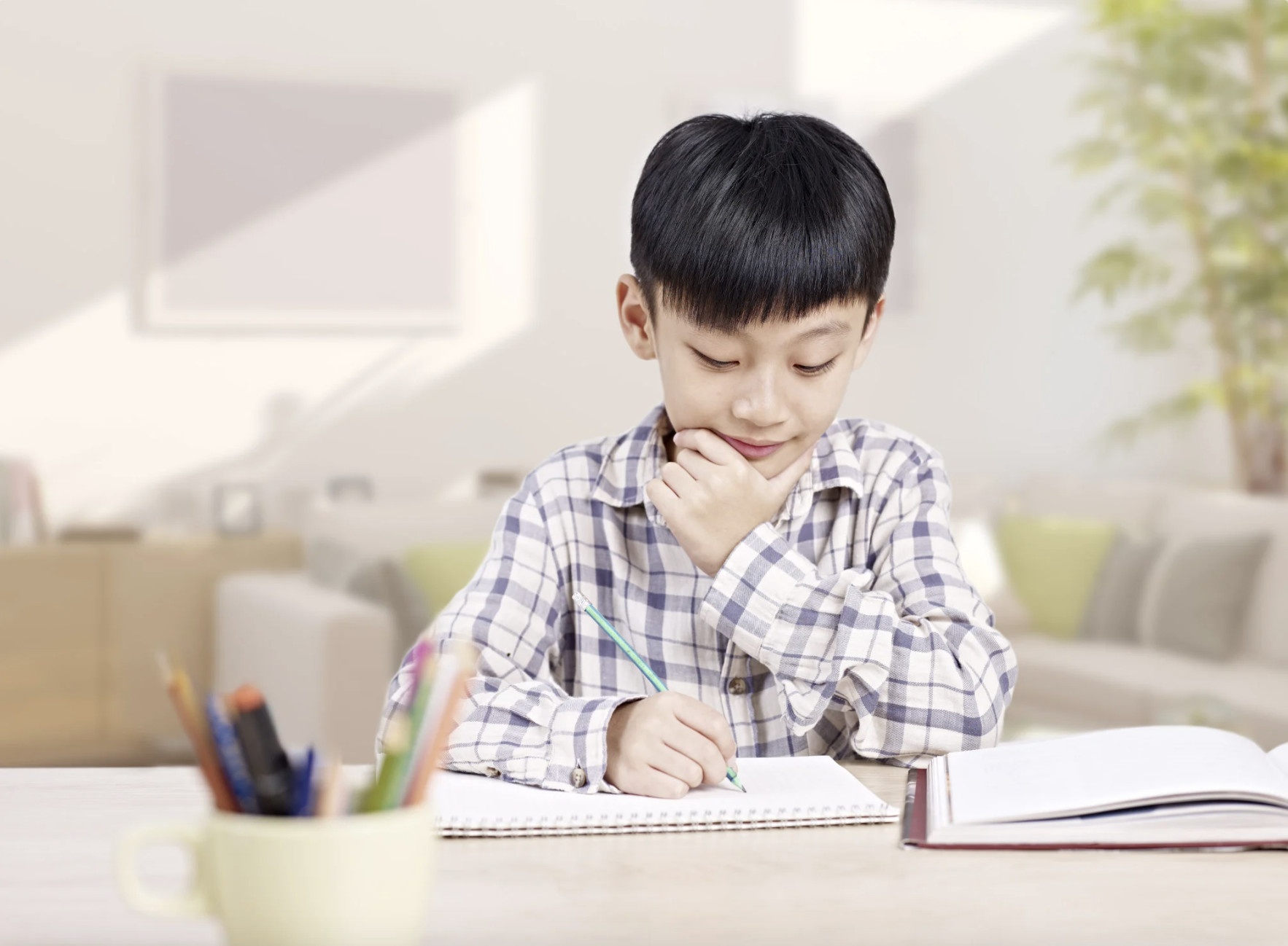 Truong tieu hoc cam tre lam bai tap ve nha sau 21h30 hinh anh