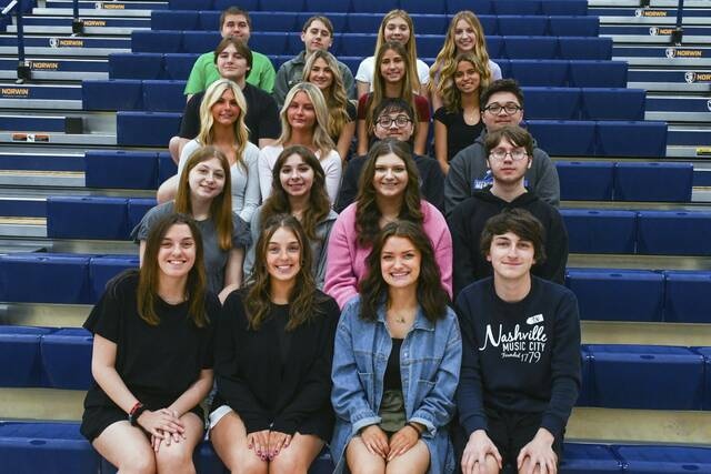 11 cap song sinh tot nghiep cung luc mot truong trung hoc hinh anh