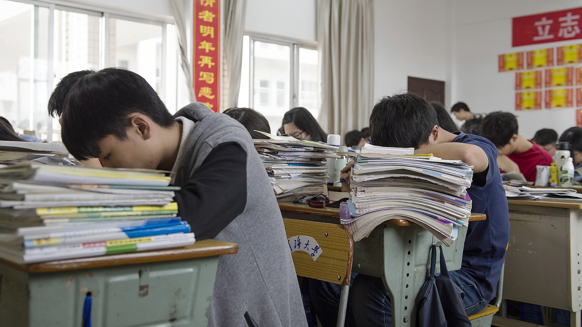 'Sieu bao mau' bat tre dap nat, vut bo do choi de cham hoc hon hinh anh