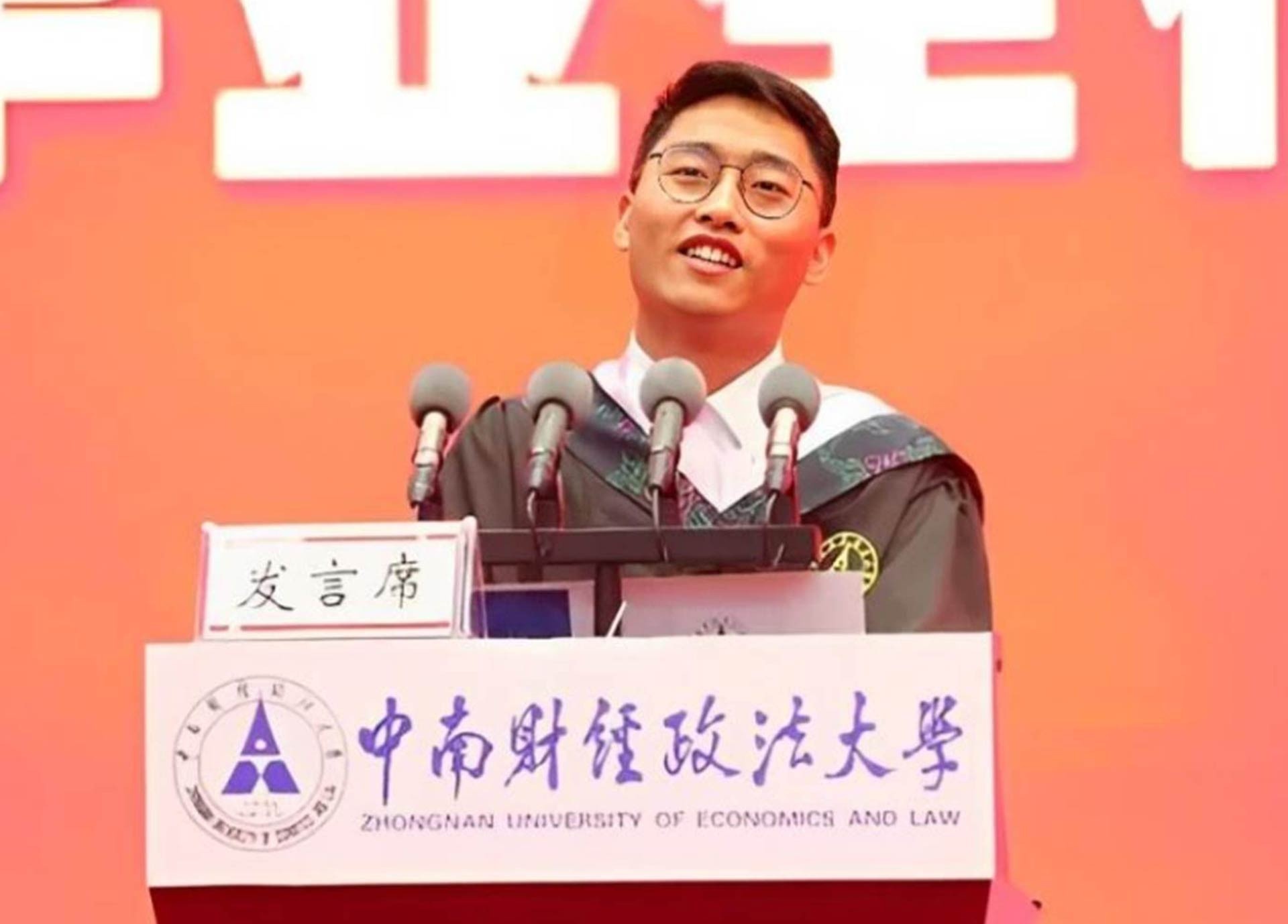 Xuc dong loi cam on nguoi me la cong nhan ve sinh cua tan cu nhan hinh anh