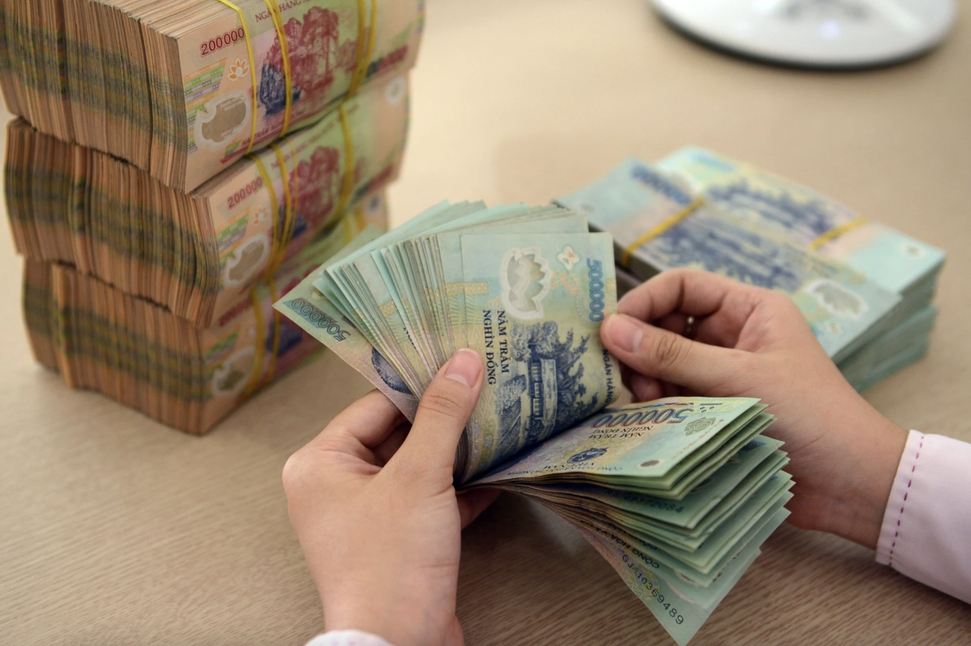 Cuoi nam hoc, phu huynh than troi vi con phai dong du loai phi, quy hinh anh