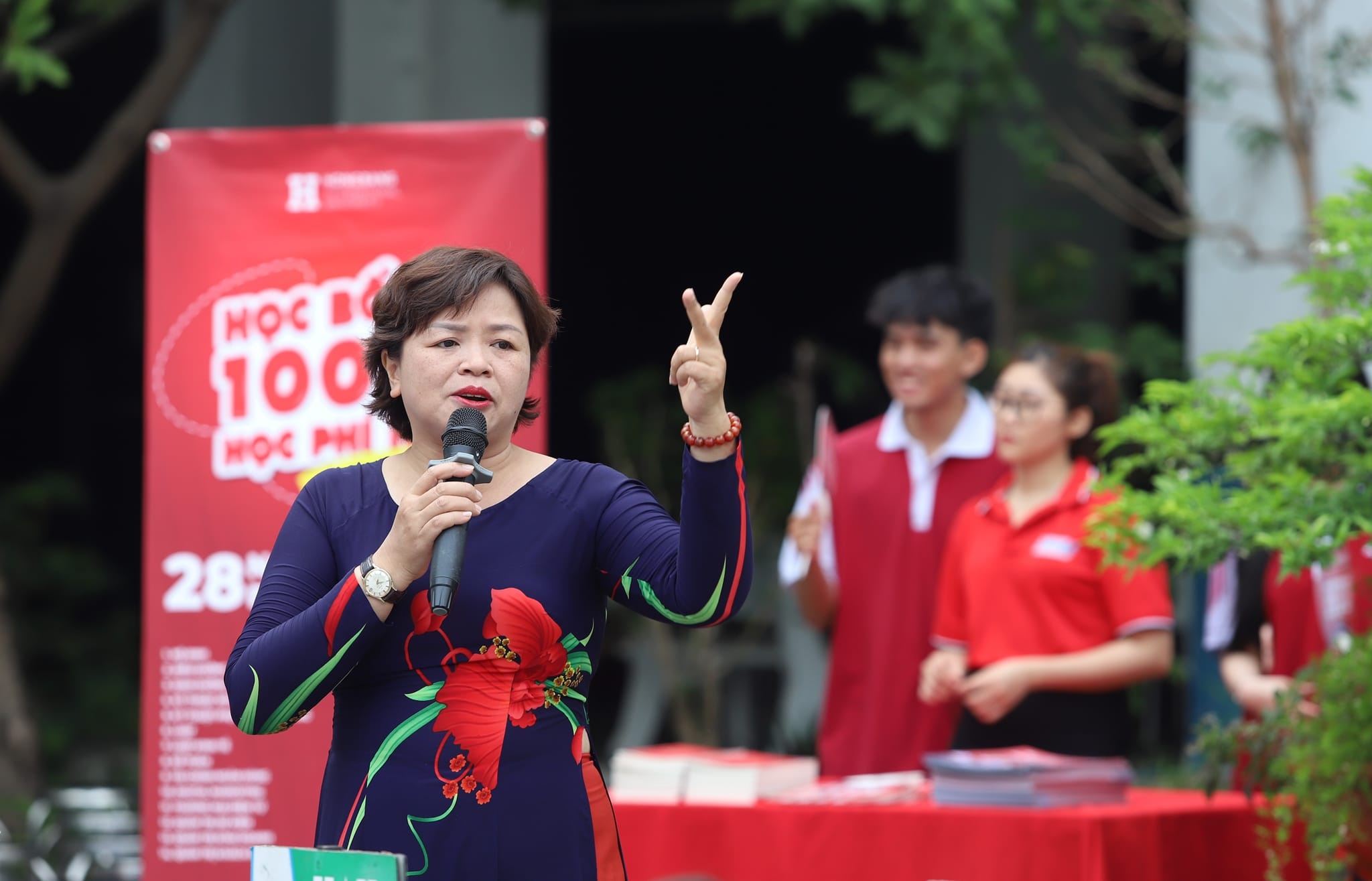 tre nhin ban lien hoan anh 1