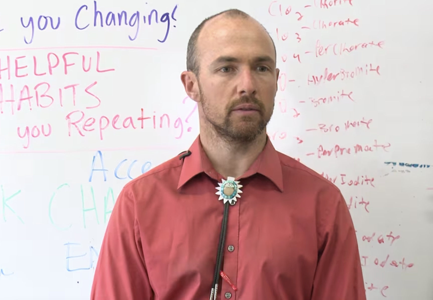 Giao vien nghi viec vi hoc tro nghien dien thoai hinh anh