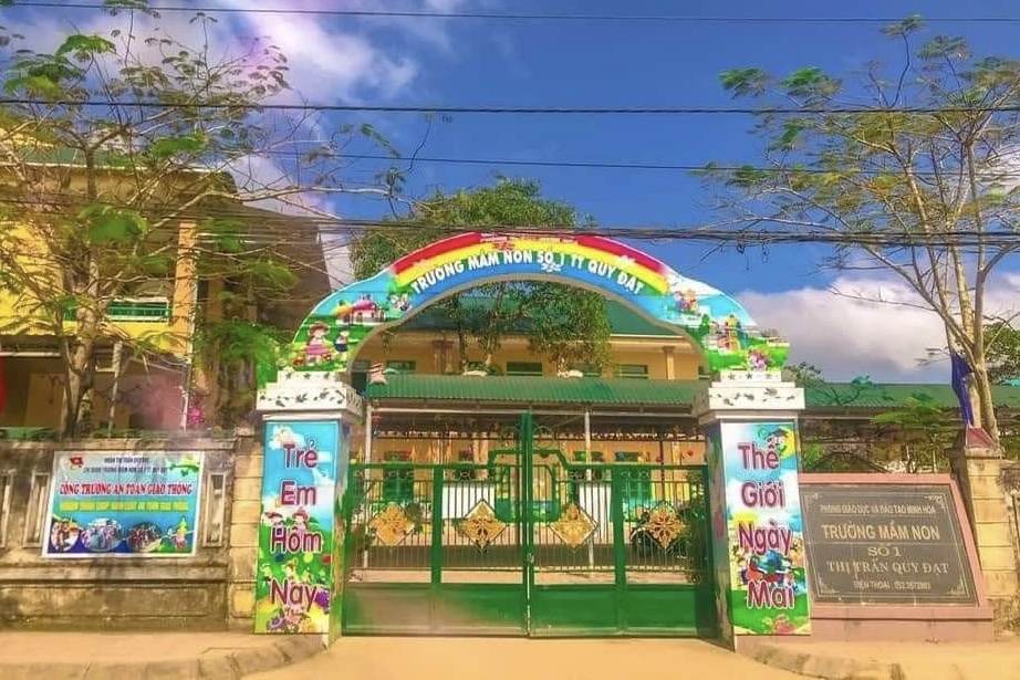 Hieu truong giat micro, ngan hoi truong phu huynh noi ve 'khuat tat' hinh anh