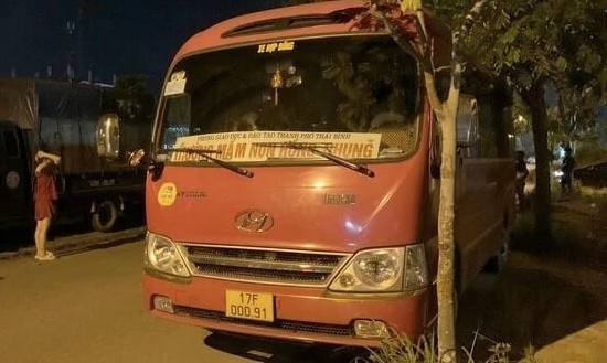 Khoi to tai xe va 2 co giao trong vu tre tu vong do bi bo quen tren xe hinh anh