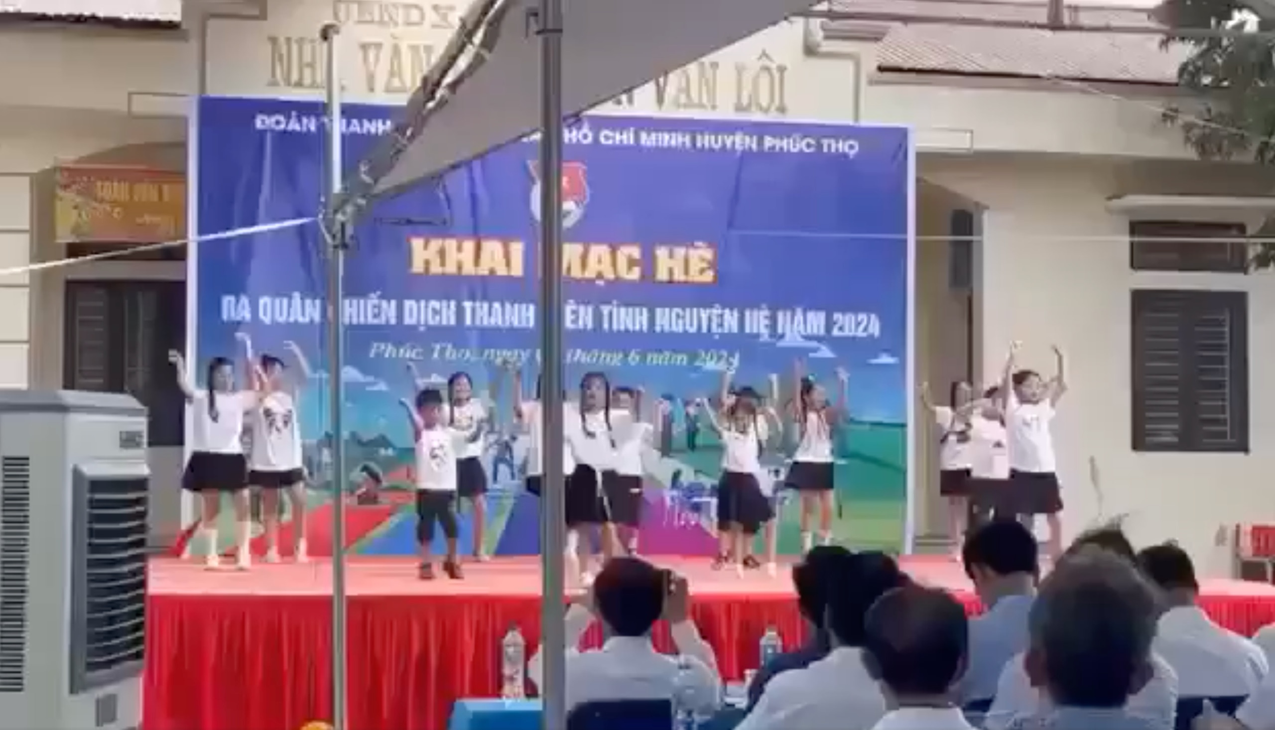 Sap be tong phia tren san khau, mot so tre bi thuong hinh anh