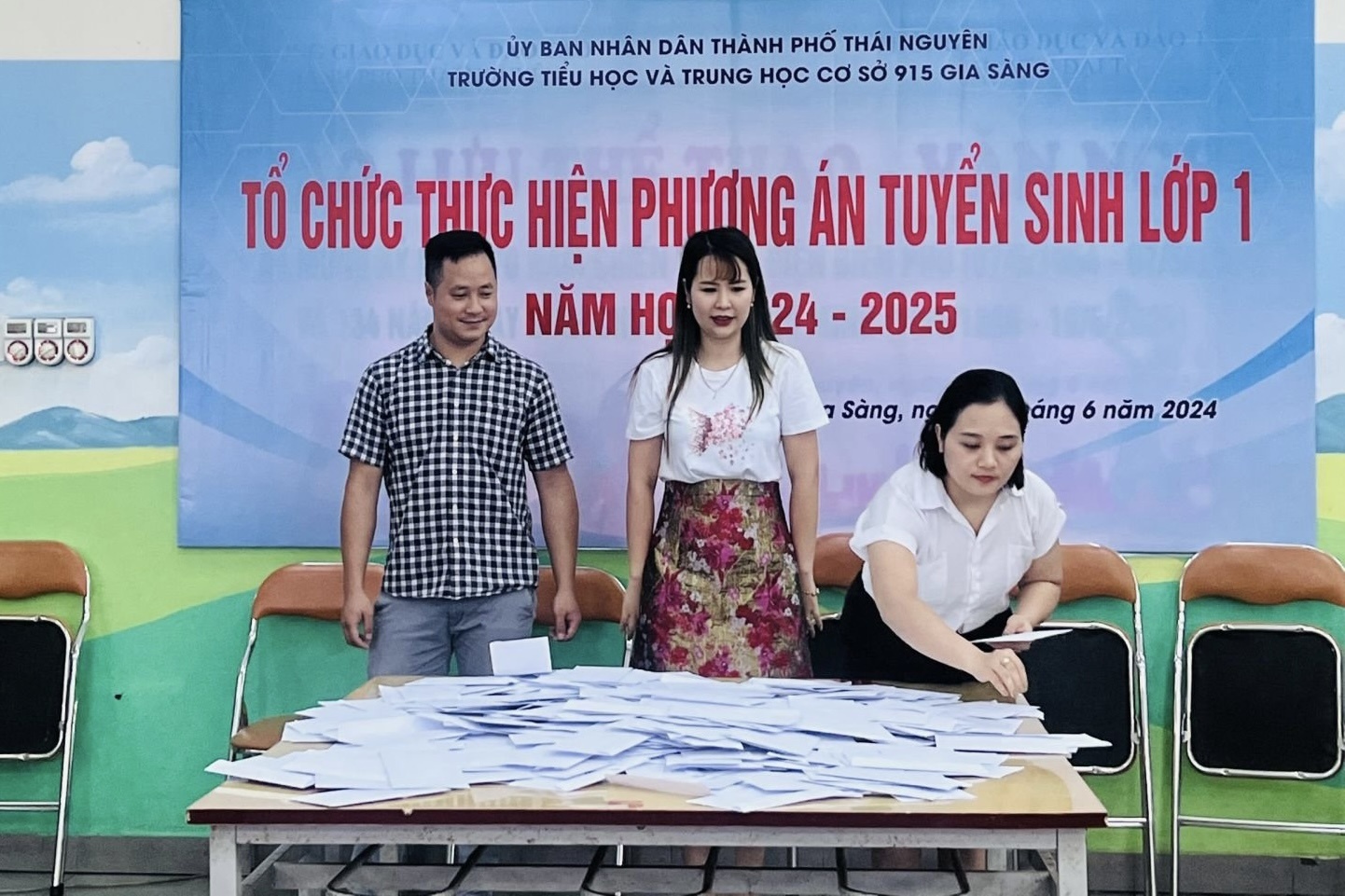 Truong tieu hoc livestream boc tham hoc sinh vao lop 1 hinh anh