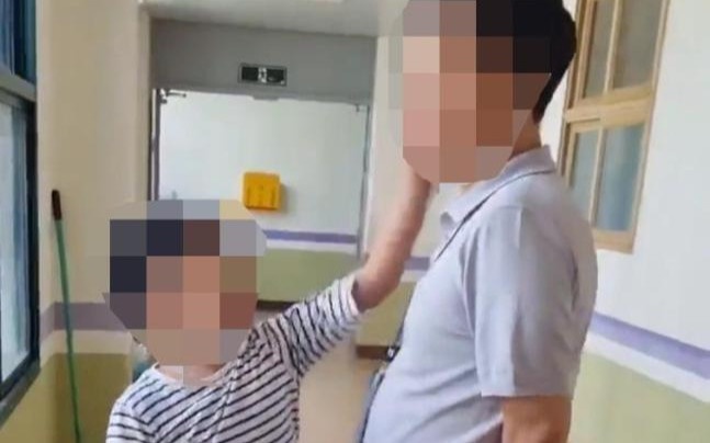 Hoc sinh tieu hoc tat lien tiep vao mat thay hieu pho hinh anh