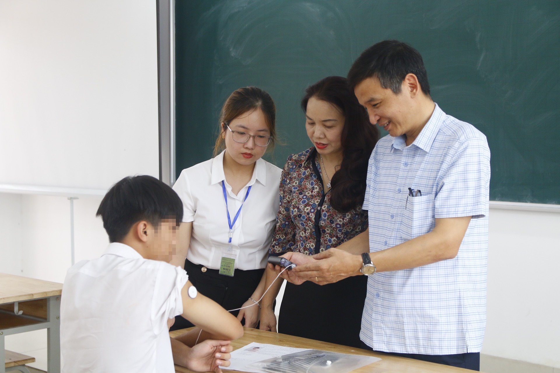 Hai si tu dac biet o Ha Noi duoc phep mang dien thoai vao phong thi hinh anh