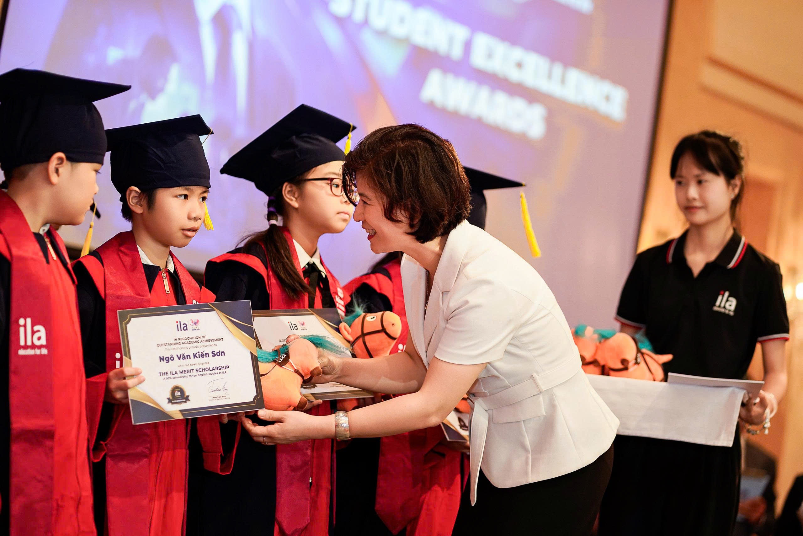 'Ban do' nang luc quoc te: Giai bai toan dau tu tieng Anh cho con hinh anh