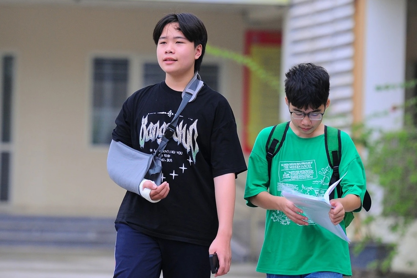 Si tu gay tay ngoi phong rieng, co nguoi viet ho bai thi hinh anh