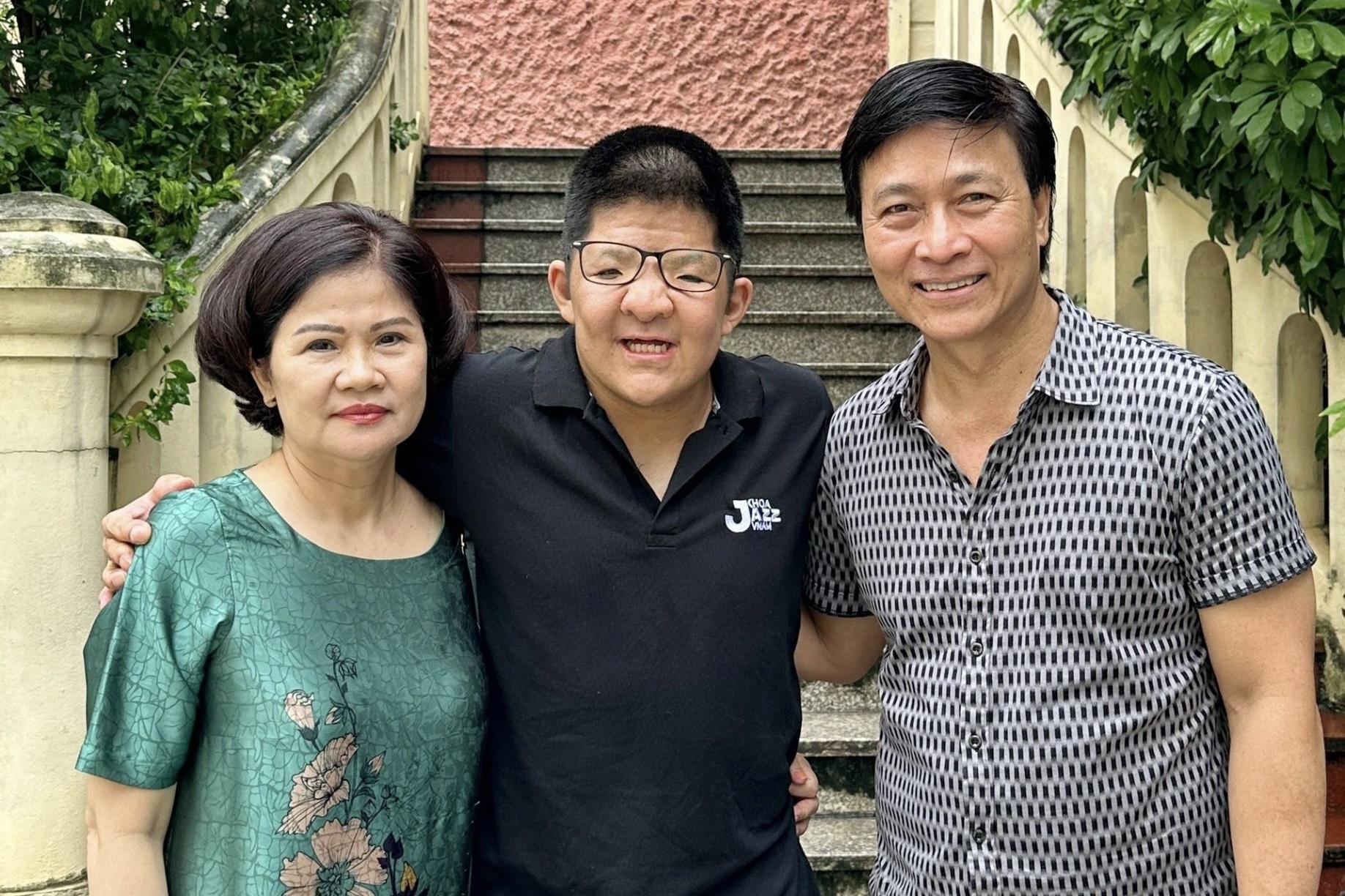 Con trai dien vien Quoc Tuan tot nghiep truong nhac hinh anh