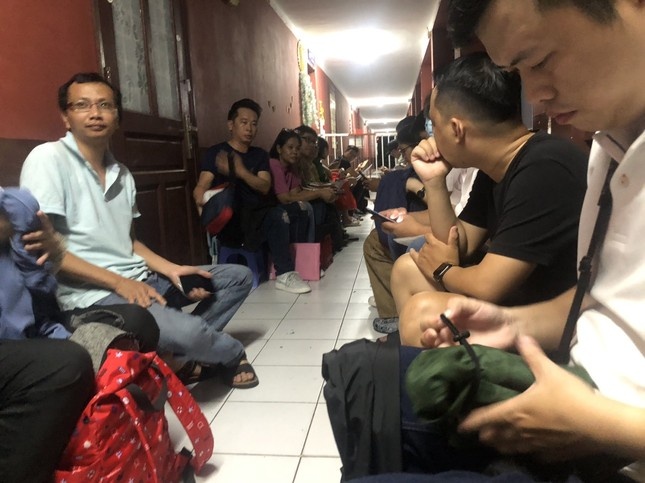 Phu huynh TP.HCM xep hang xuyen dem cho mua ho so vao lop 1 cho con hinh anh