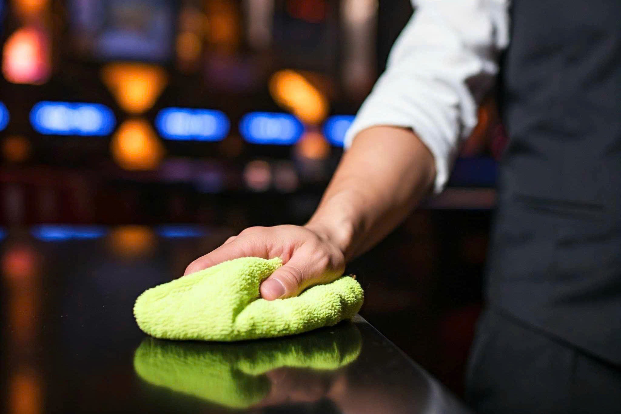 Thu nhap thap, giao vien lam them MC dam cuoi, phuc vu quan hat hinh anh